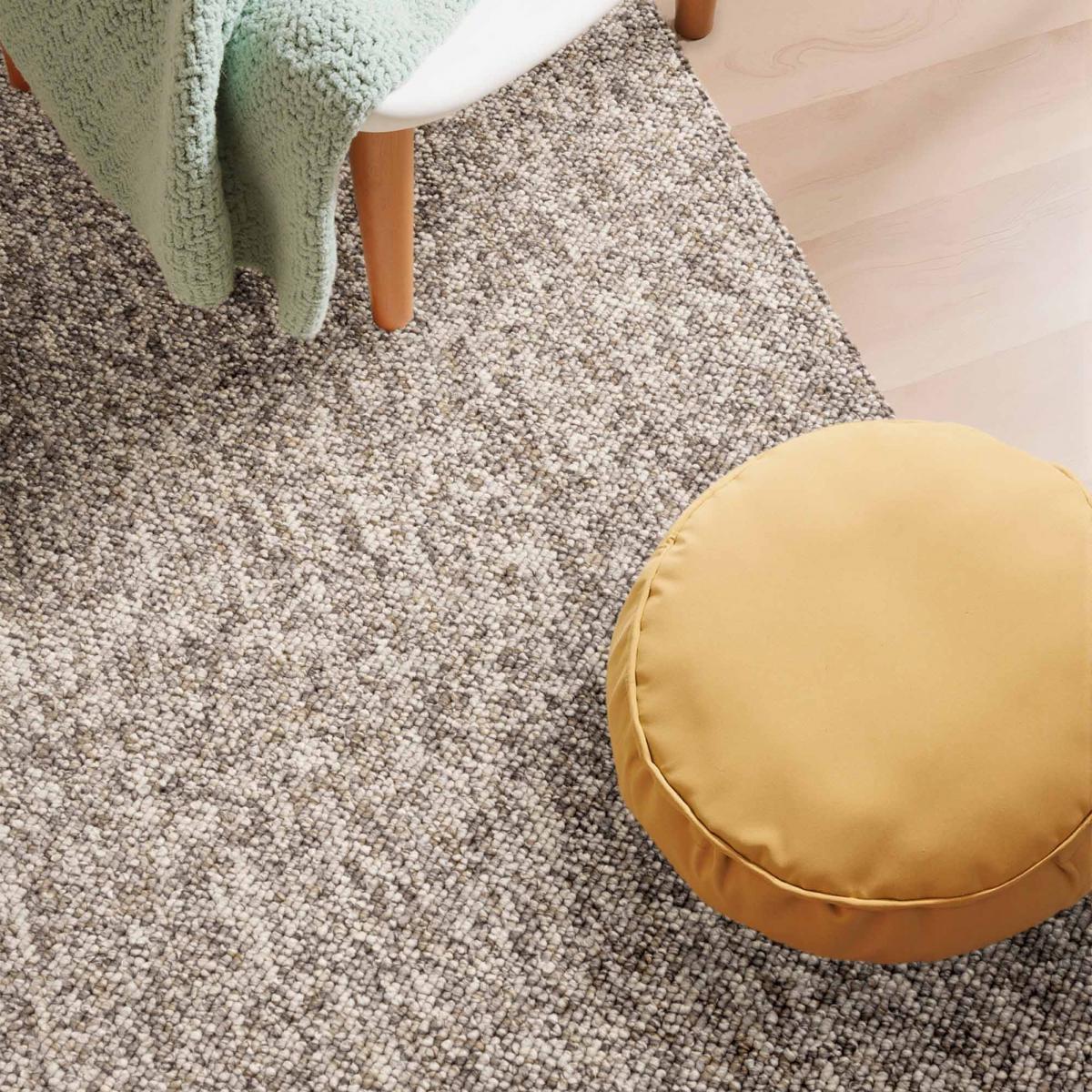 Tapis salon, motif faux uni, poils ras, look chaleureux, entretien