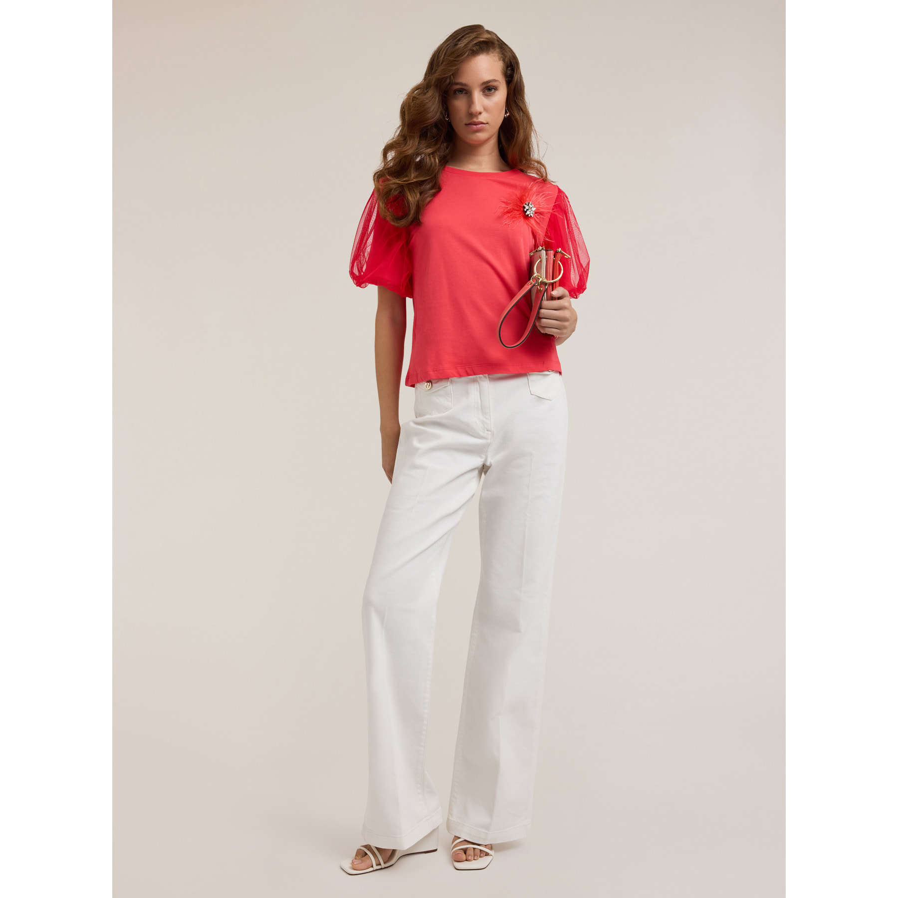 Motivi - Camiseta con broche joya y plumas - Rojo