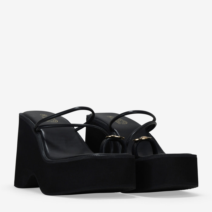 Sandalias de dedo negras con plataforma