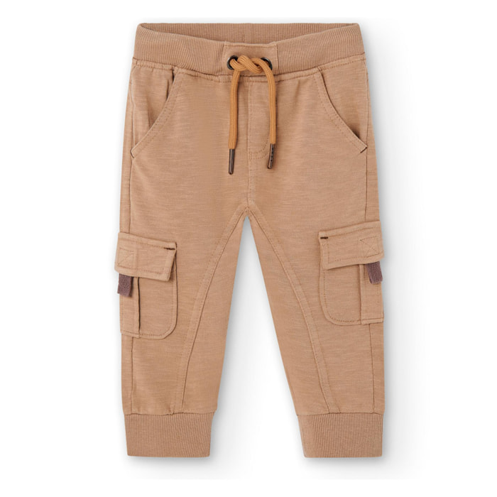 Pantalón en marrón con cintura elástica y bolsillos