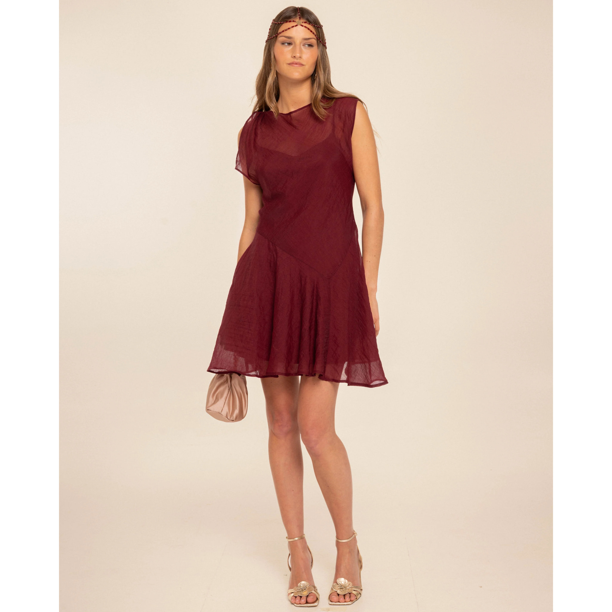 Vestido corto de manga corta con falda de vuelo