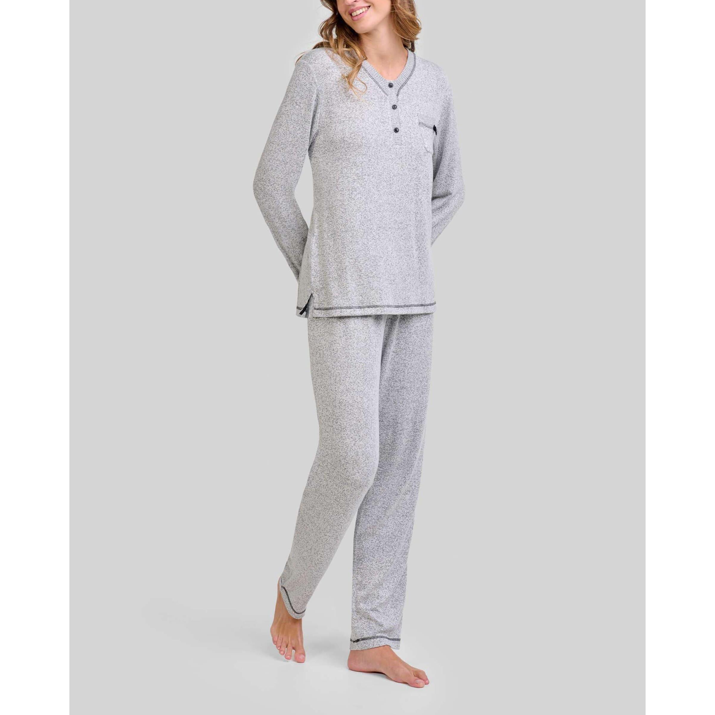 Pijama mujer con agradable tejido vigoré, escote en pico con una práctica abertura de botones, manga larga y pantalón largo