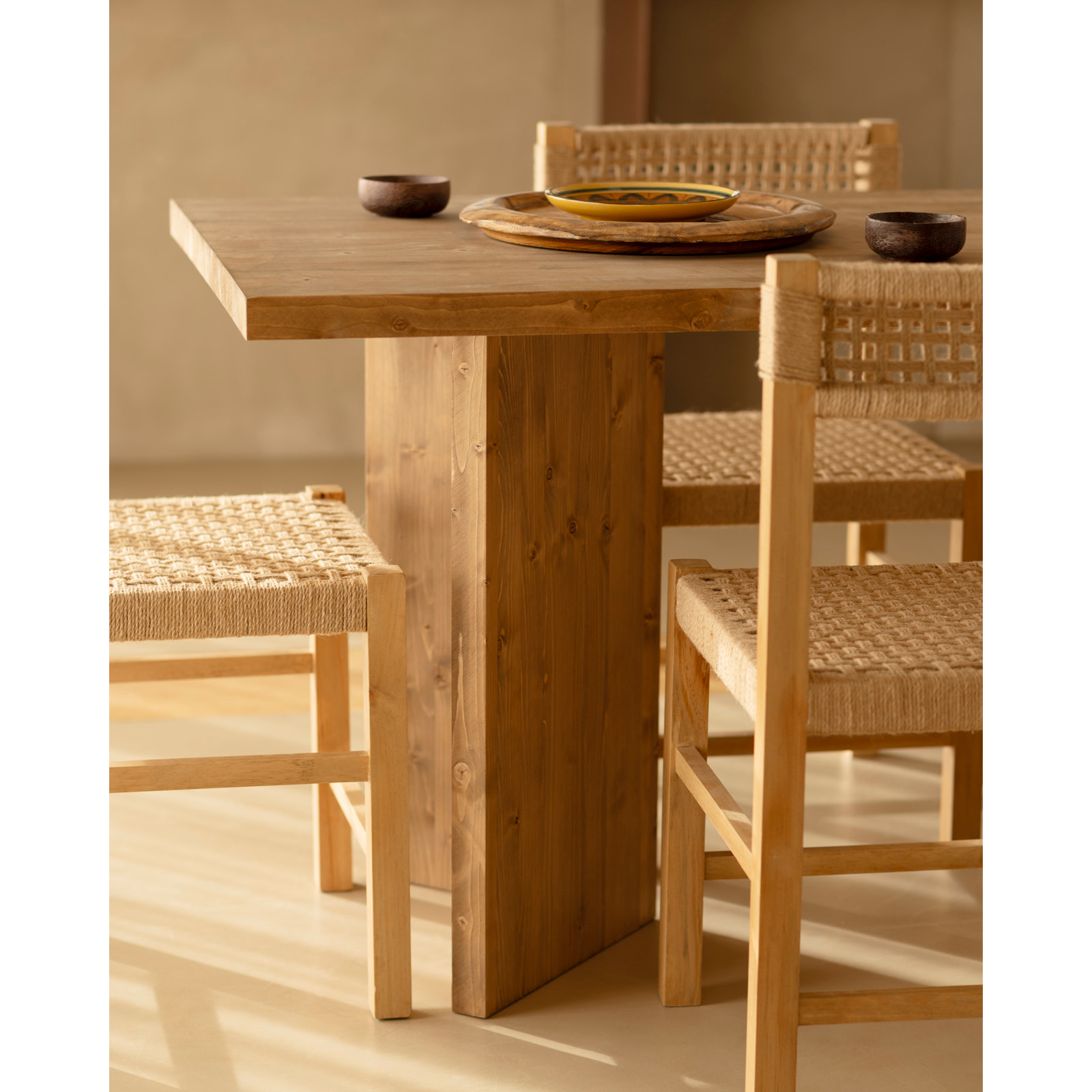 Table de salle à manger en bois massif en ton chêne foncé en différentes tailles
