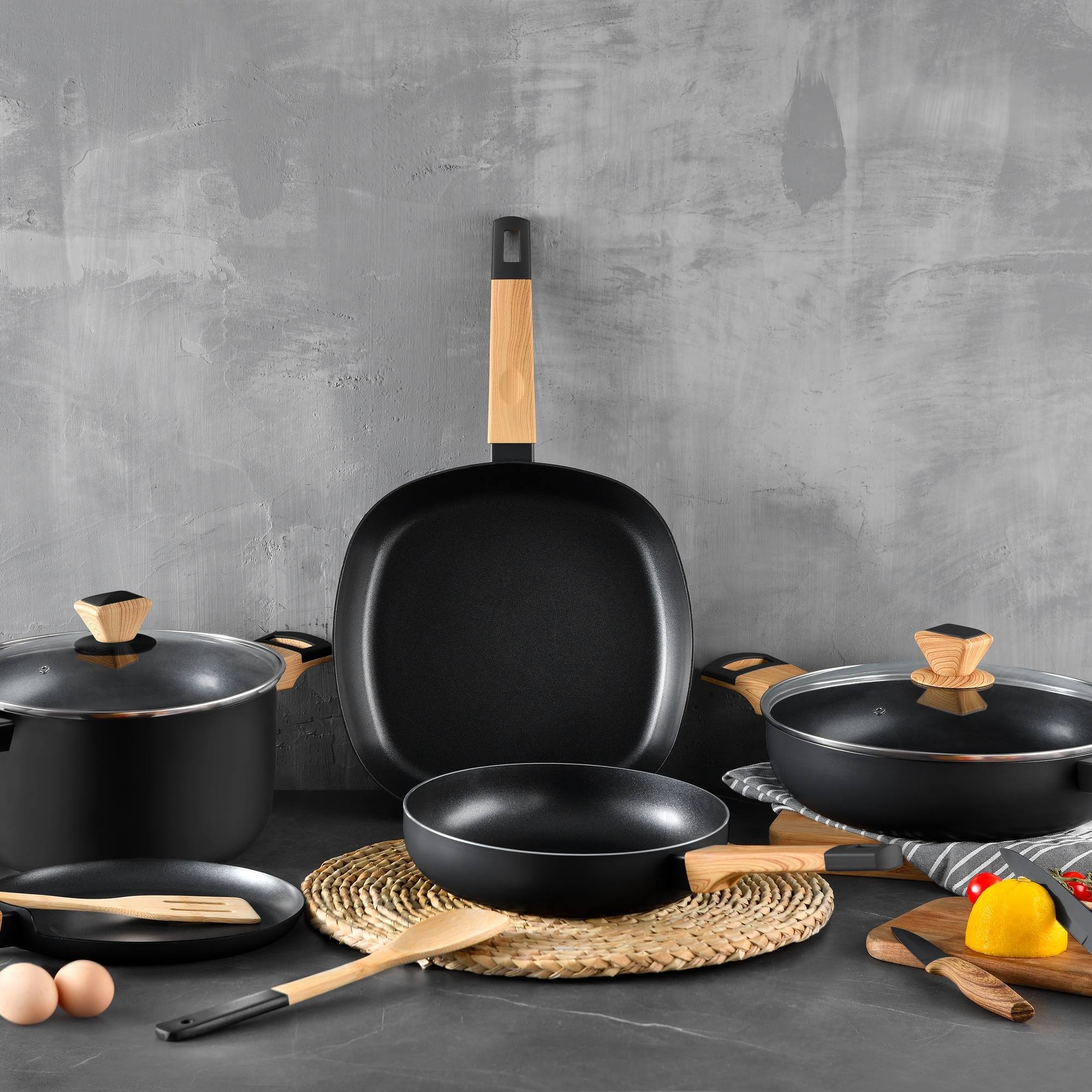 Batería de Cocina de 5Pzs (Cacerola con tapa Ø24cm + Cacerola con tapa Ø20cm+ Sartén Ø24cm) en aluminio presnado Earth Black Bergner