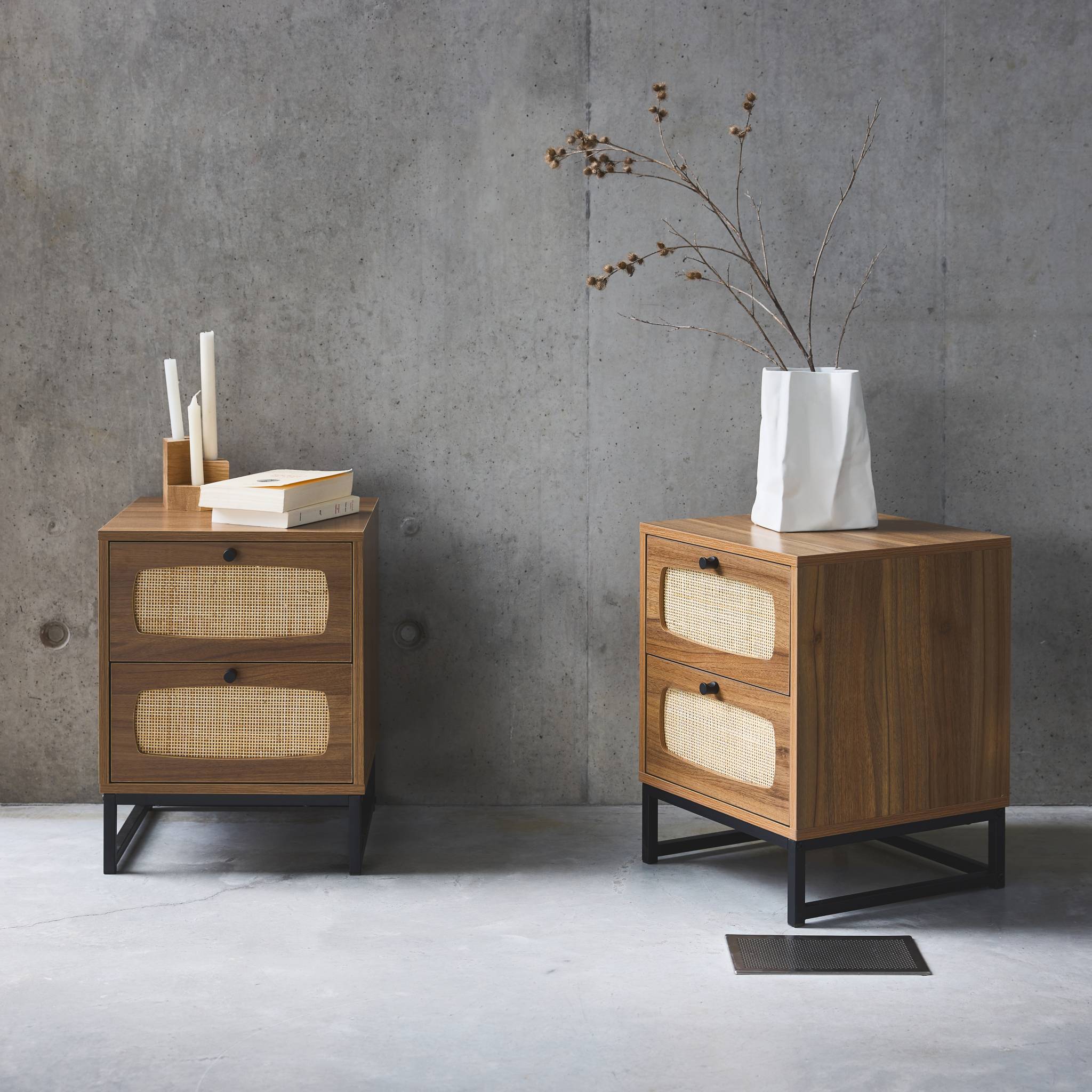 Lots de 2 tables de chevet en décor bois et cannage avec pieds et poignées en métal noir