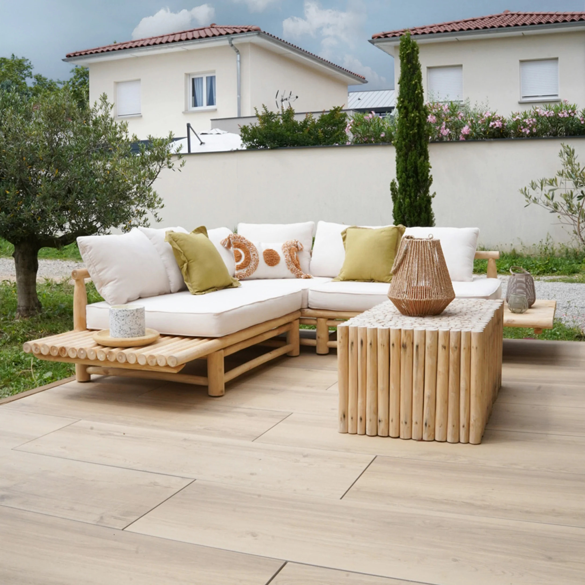 Canapé d'angle de jardin 4 places en teck et coussins blancs - Sunny