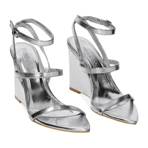 Sandalias con tacón plateado en laminado