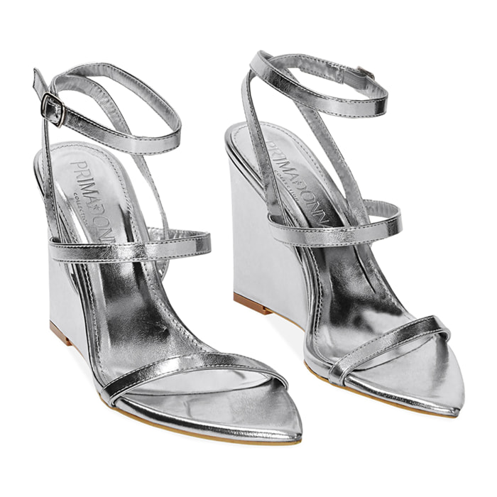 Sandalias con tacón plateado en laminado