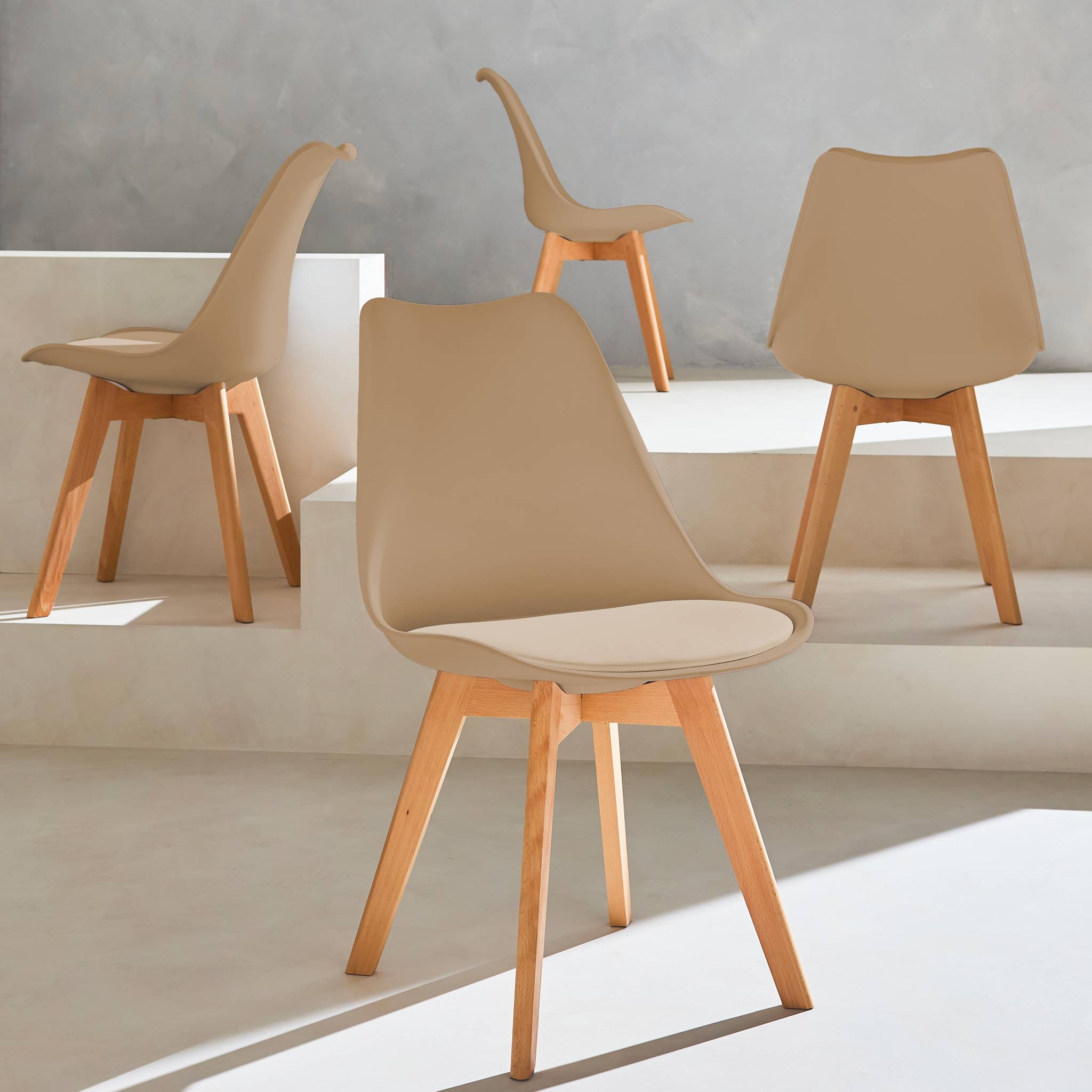 Lot de 4 chaises scandinaves. pieds bois de hêtre. chaise 1 place. cappucinno