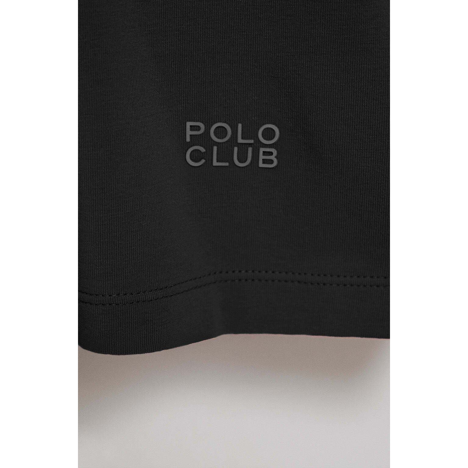 Camiseta negra básica de cuello pico con logo engomado