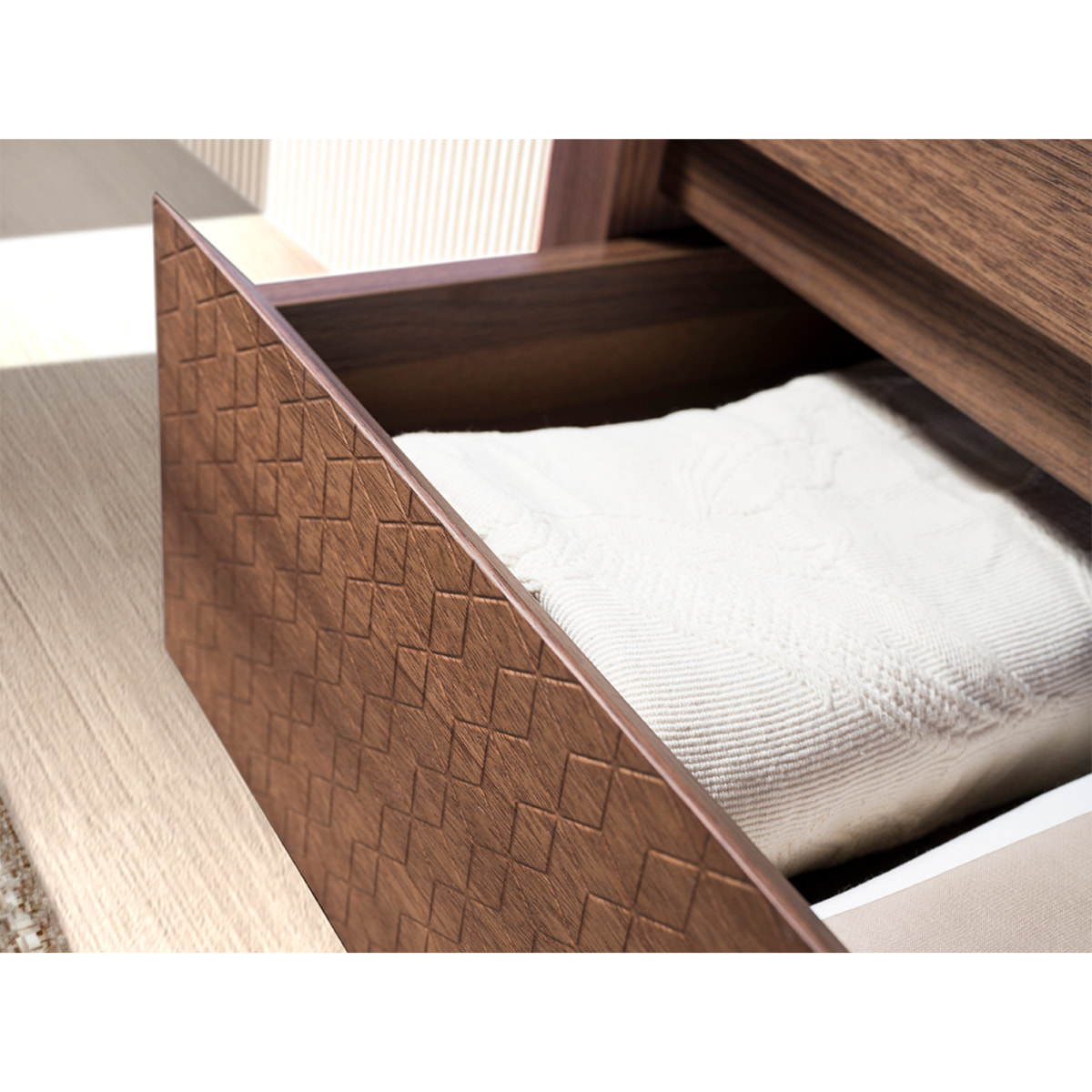 Chifonier de madera chapada en nogal natural y patas de acero inoxidable oscuro metalizado 80x40x112cm