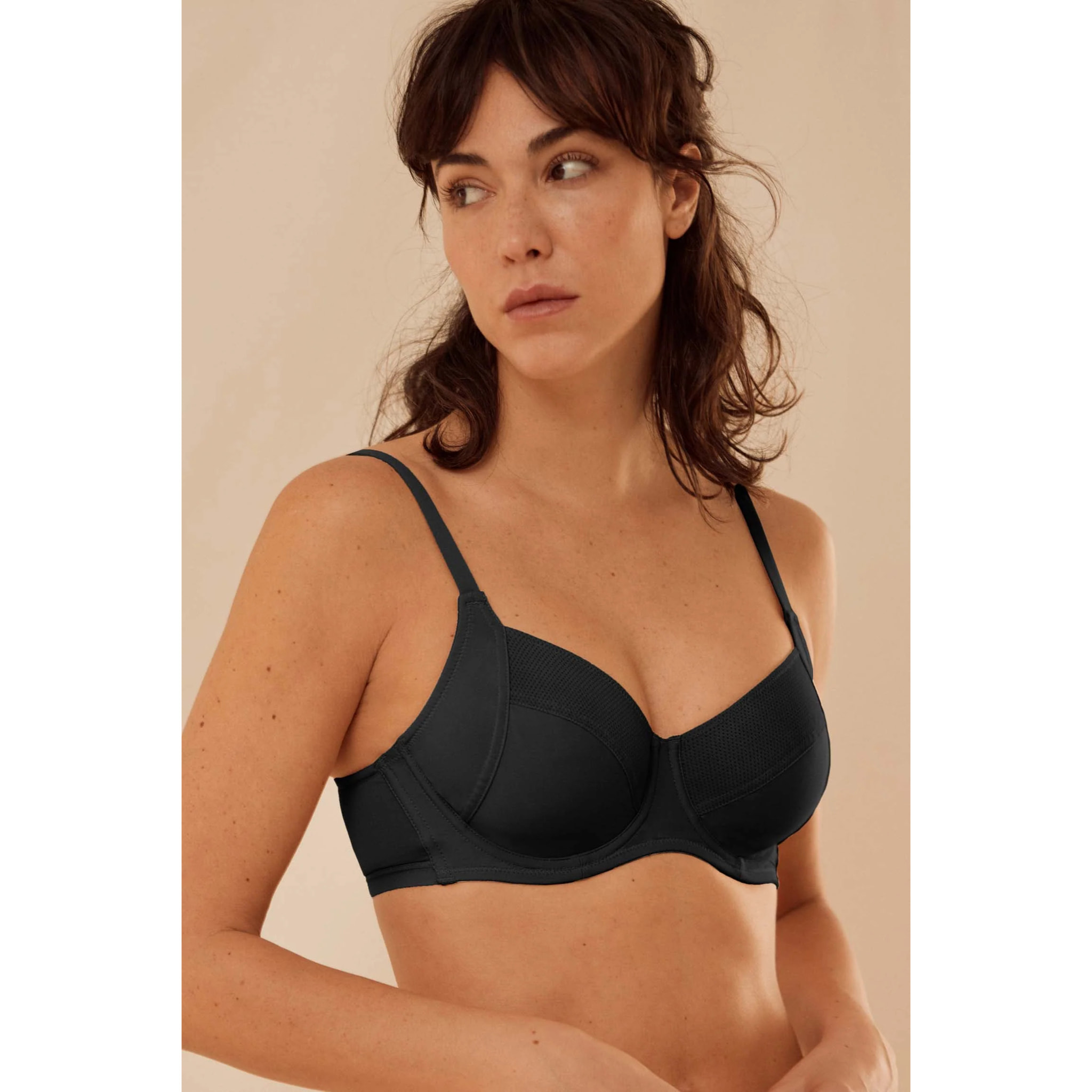 Reggiseno nero senza ferretto con coppe C, D ed E