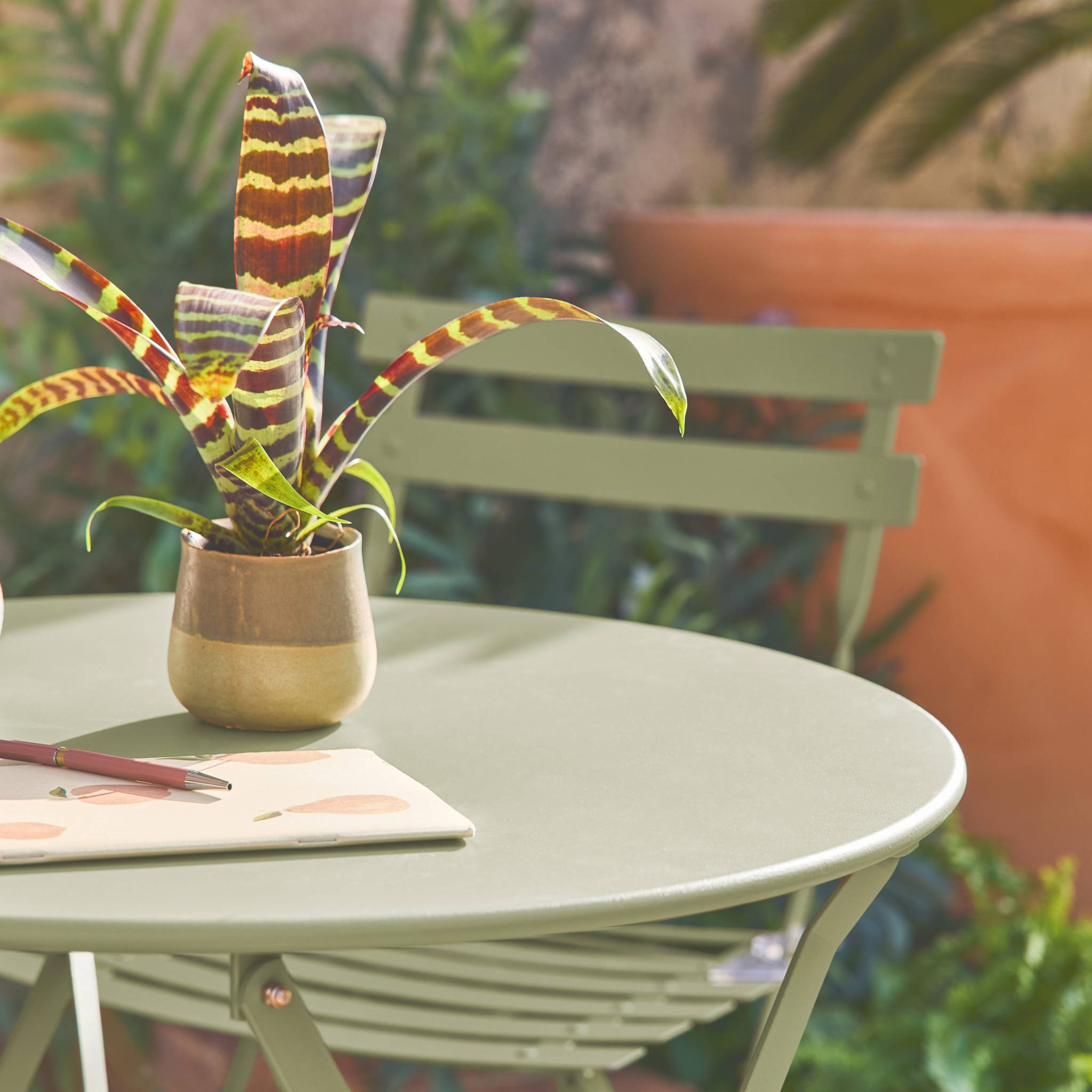 Table de jardin bistrot pliante métal + 2 assises vert de gris Ø60 x 70cm. acier thermolaqué