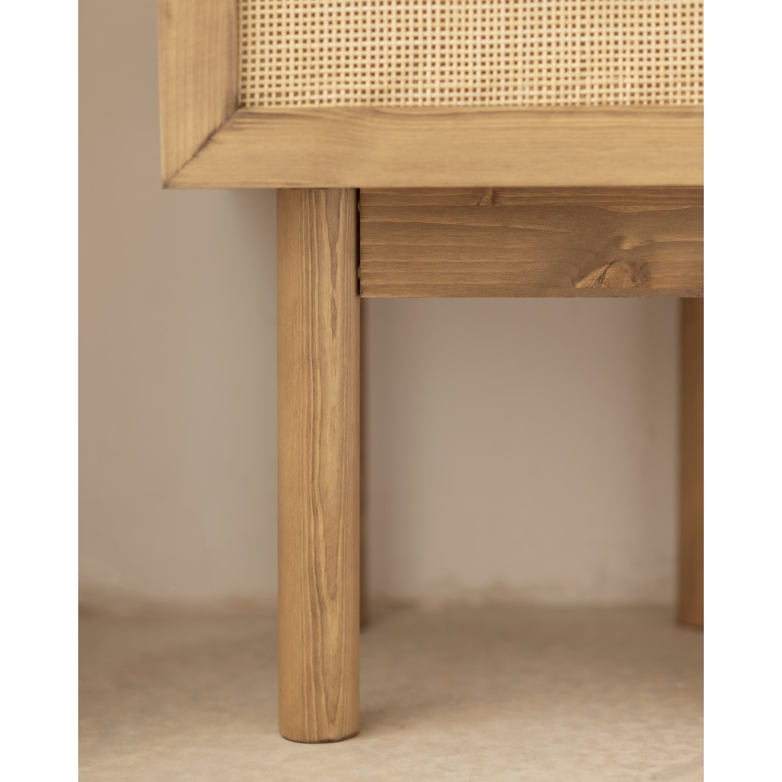 Chevet en bois massif et raphia avec un tiroir en chêne foncé 40x45cm Hauteur: 45 Longueur: 40 Largeur: 37
