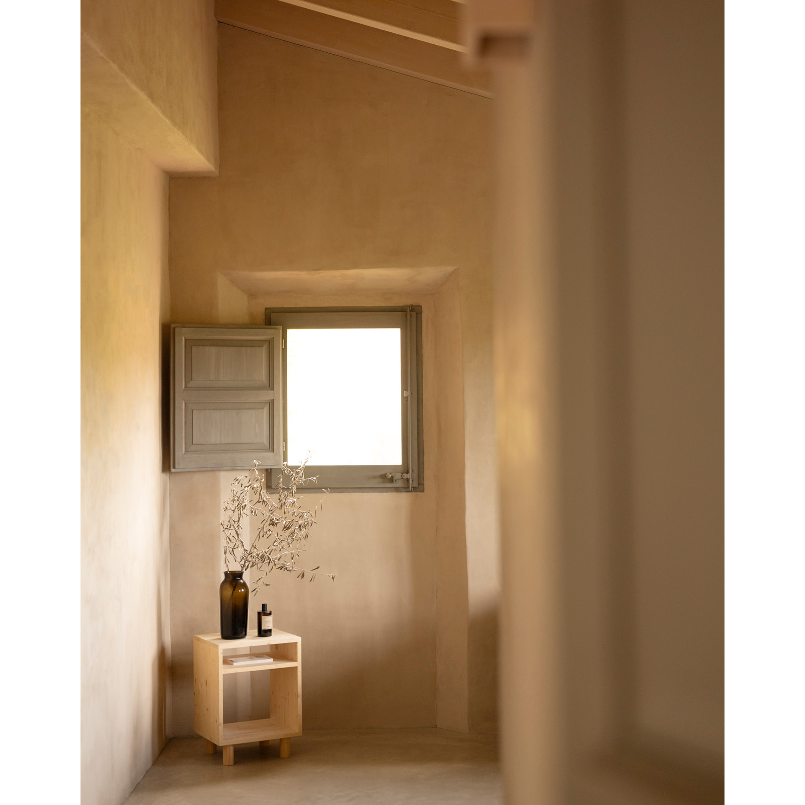 Mesita de noche de madera maciza en tono natural de 51x32cm Alto: 50.5 Largo: 32 Ancho: 37.5