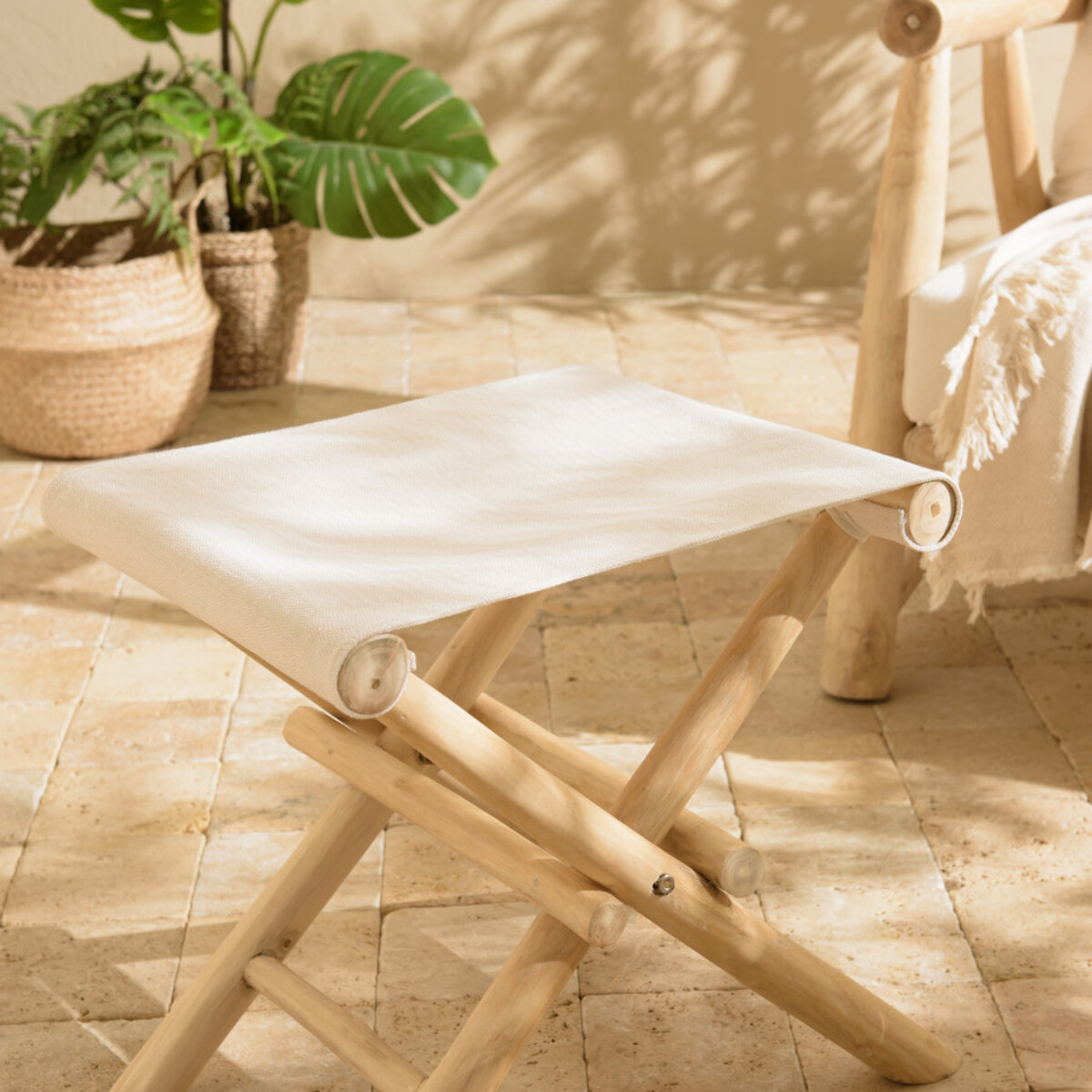 WILL - Tabouret pliant en branches de teck pieds croisés assise tissu