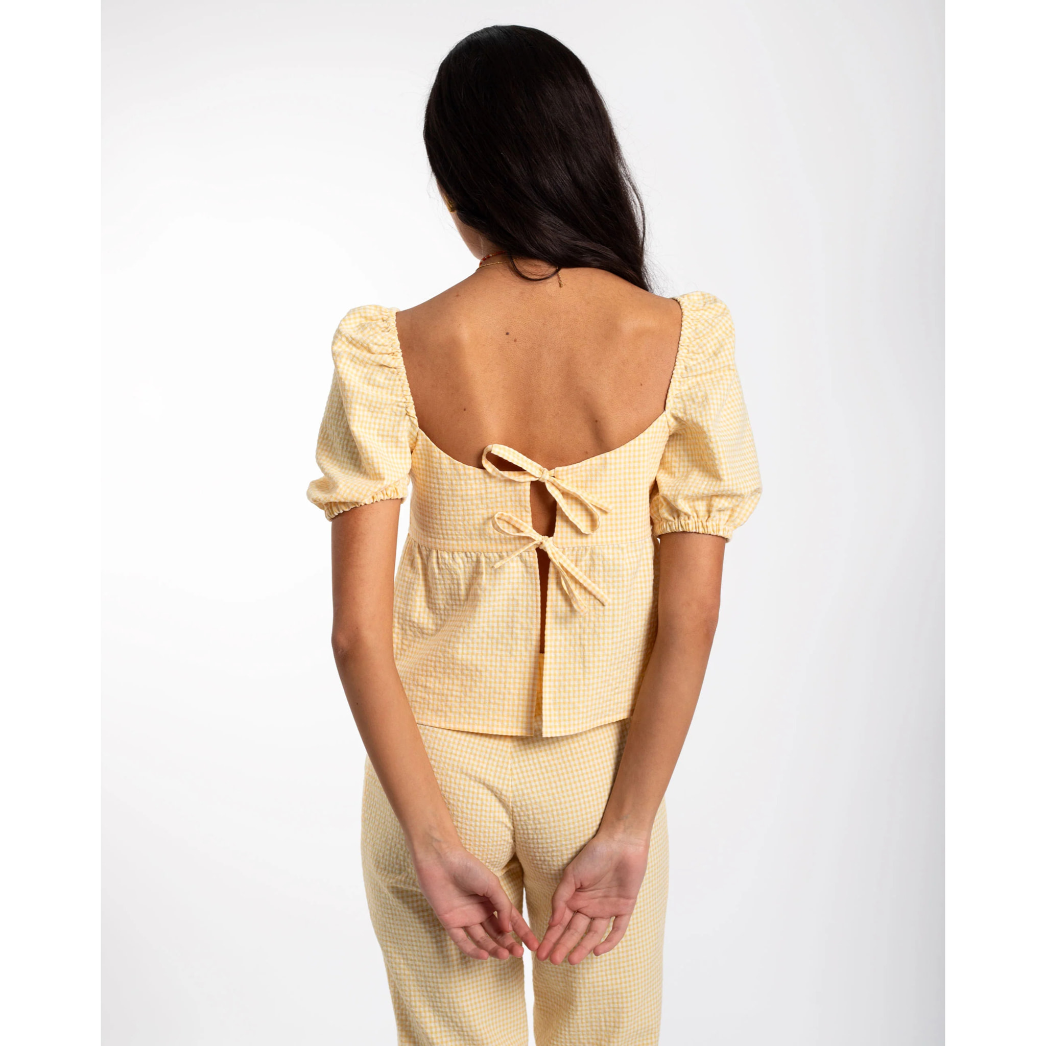 Blusa de mujer con cuadros vichy y mangas abullonadas