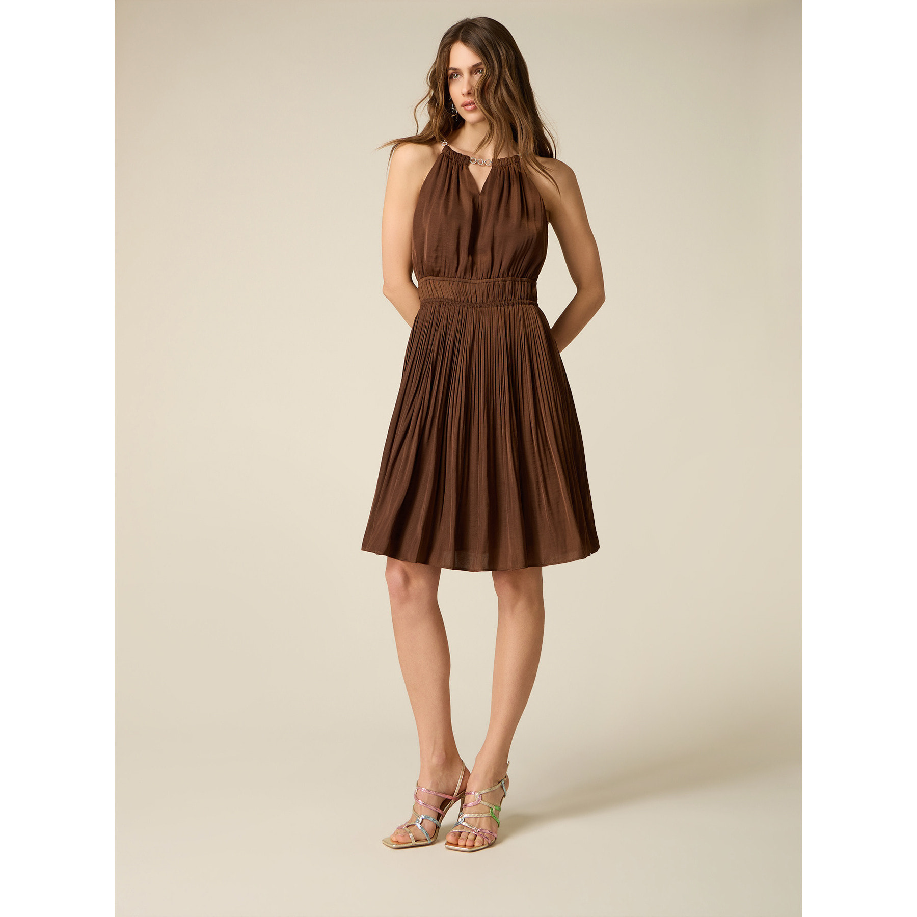 Oltre - Vestito flare in raso con collana gioiello - Marrone