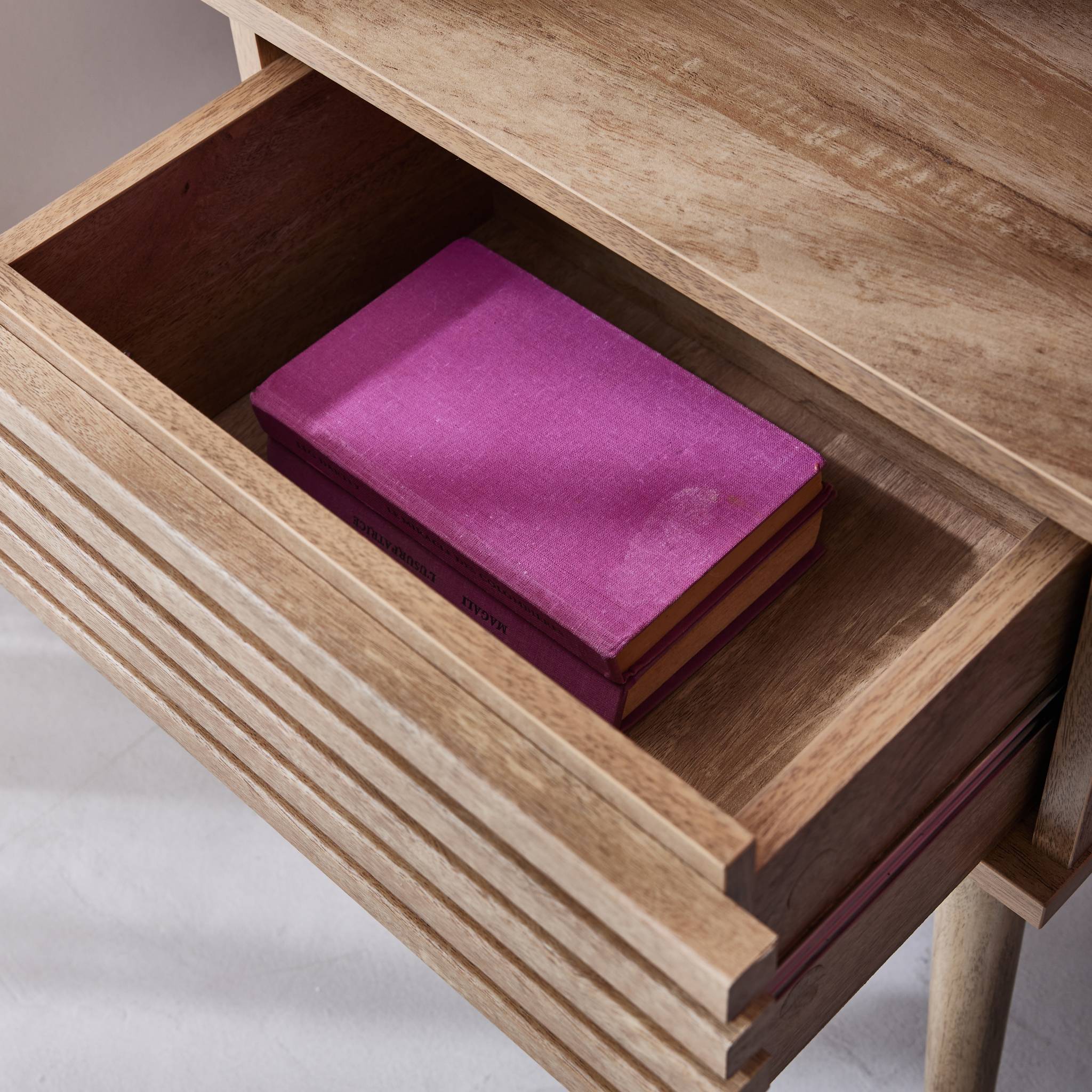 Lot de deux tables de chevet style scandinave décor bois avec tiroir rainuré et pieds compas