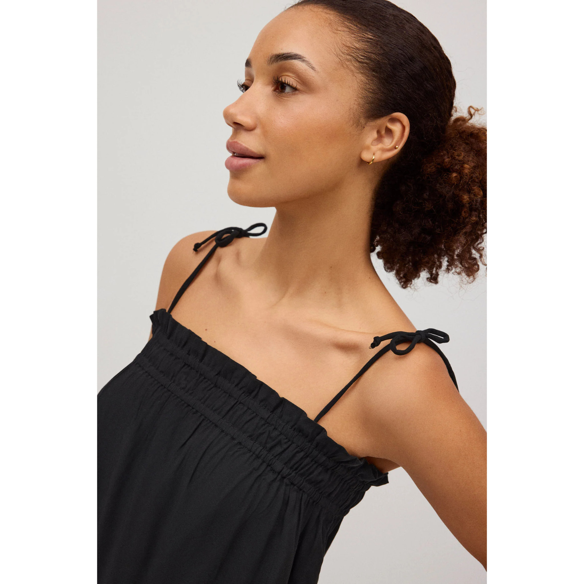 Abito corto nero con spalline annodate