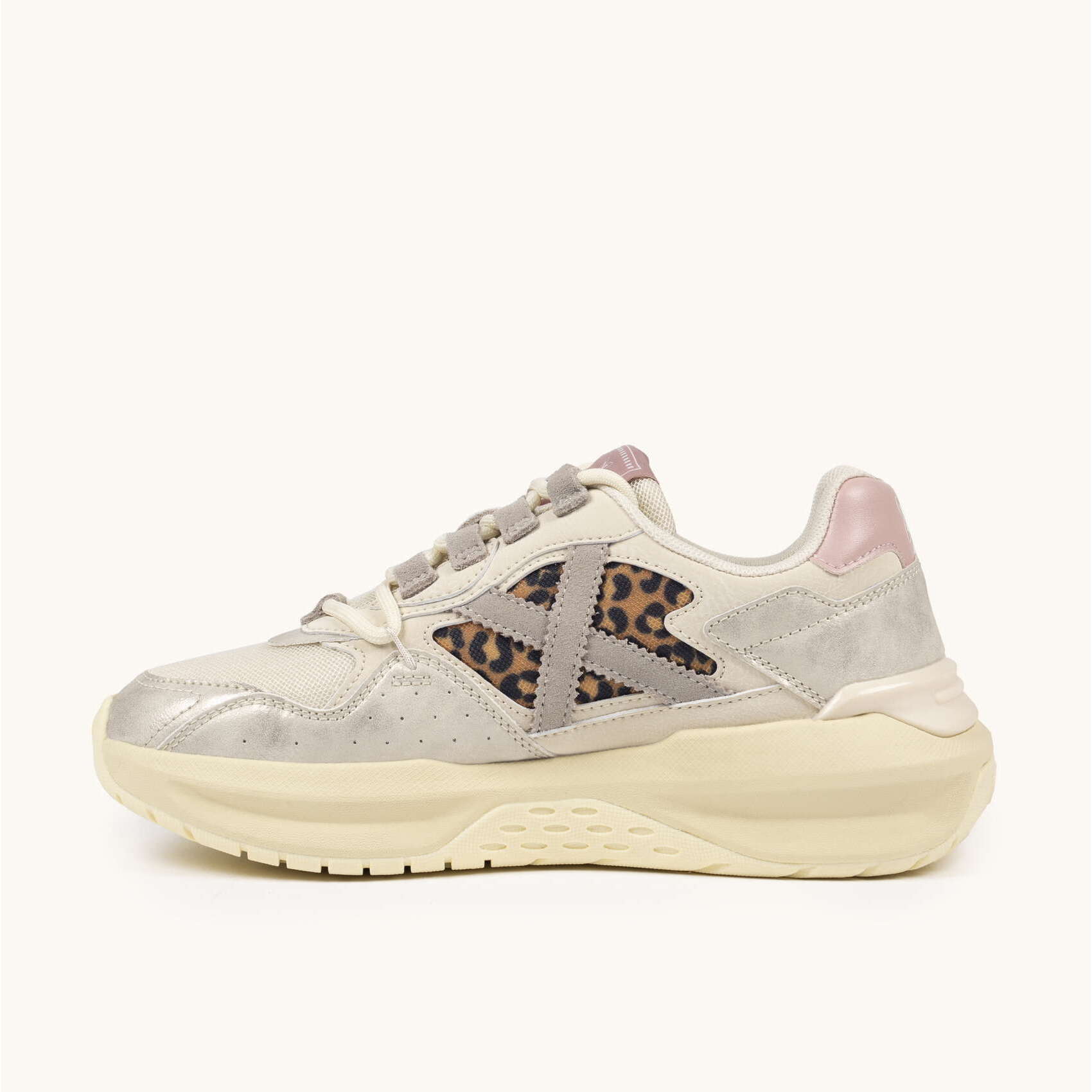 Zapatilla de Diseño Futurista en Tonos Lavanda y Arena MUNICH NEXA WMN 21