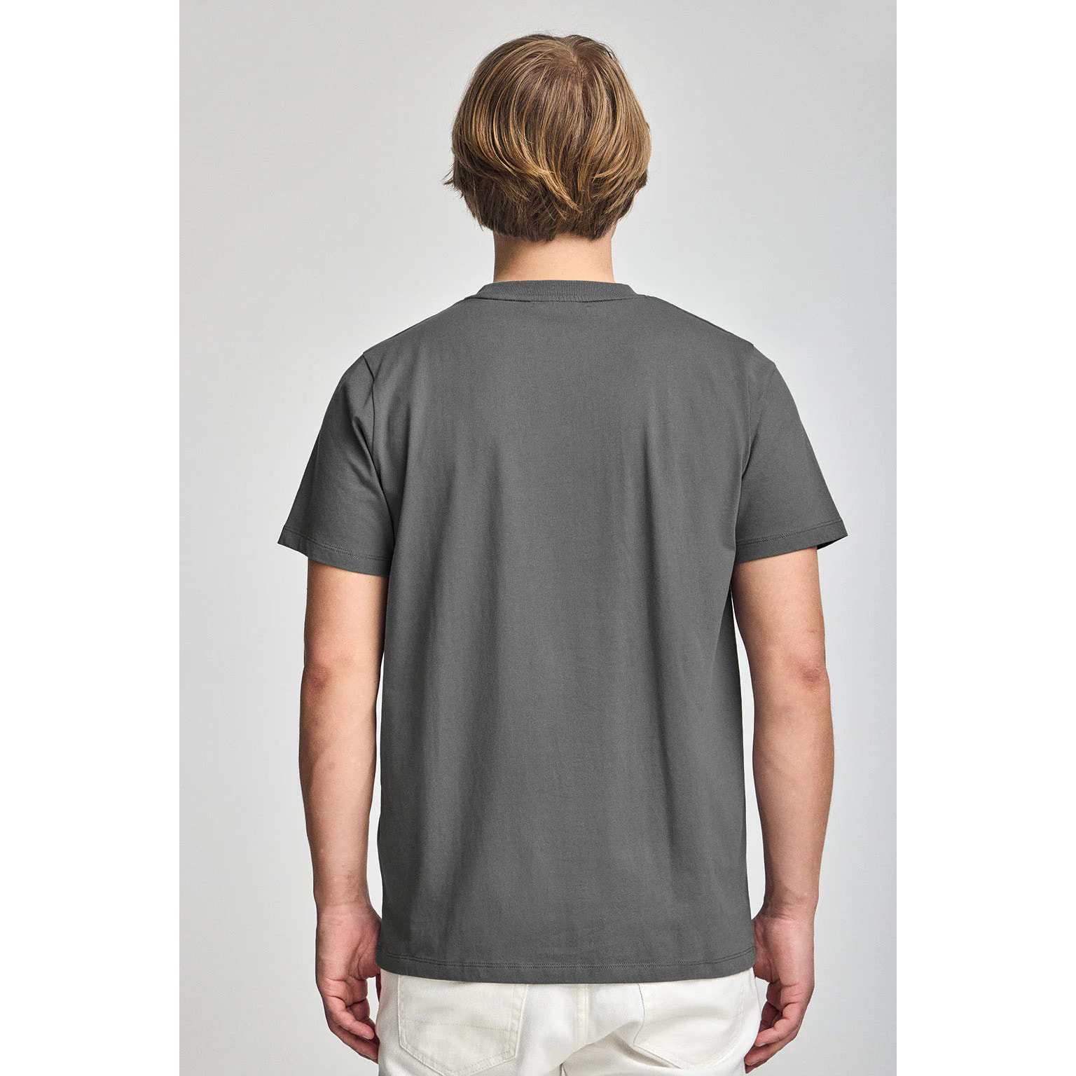 Camiseta gris asfalto con cuello redondo y bordado Rigby Go