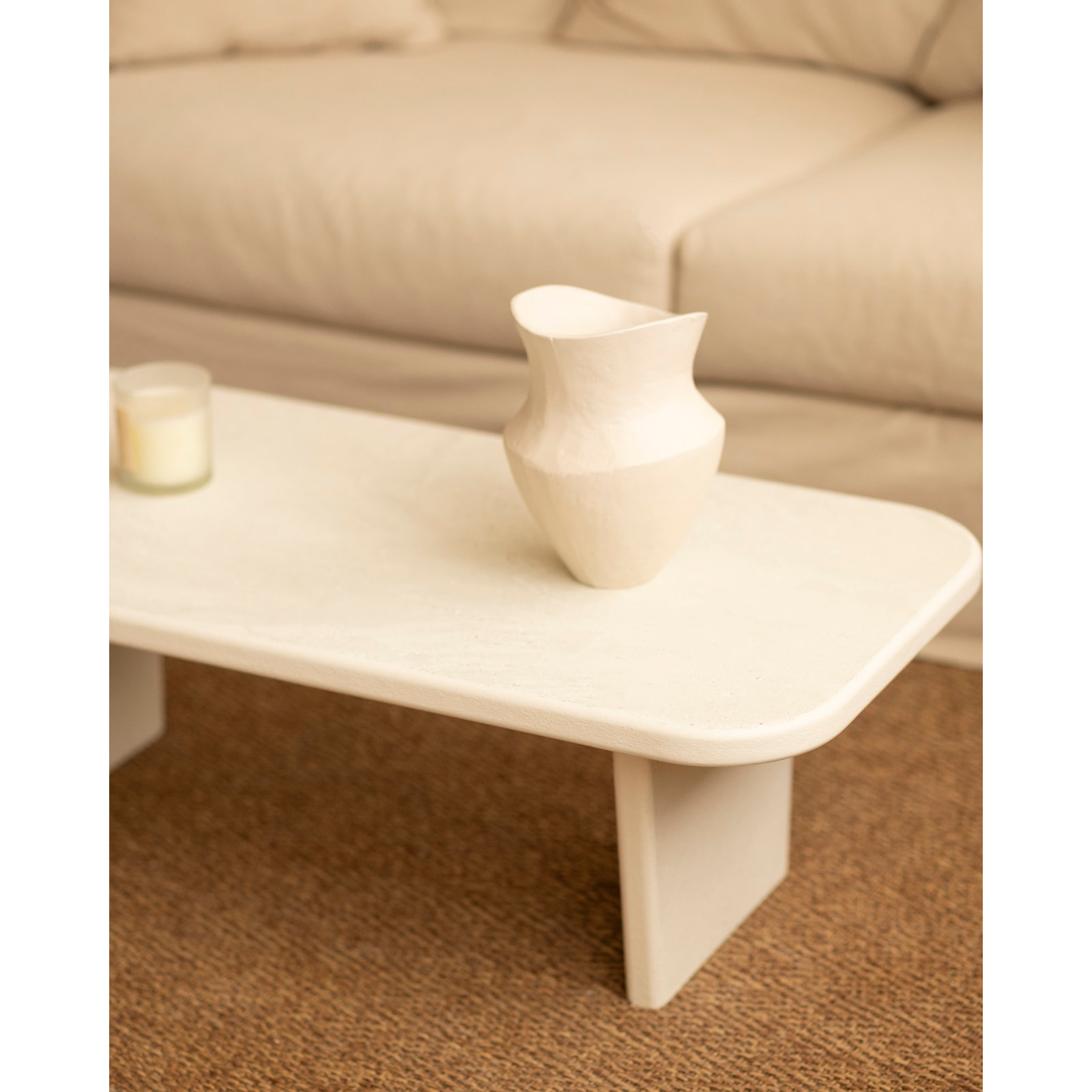 Table basse en microciment avec deux pieds de teinte blanc cassé de 95cm Hauteur: 30 Longueur: 95 Largeur: 45