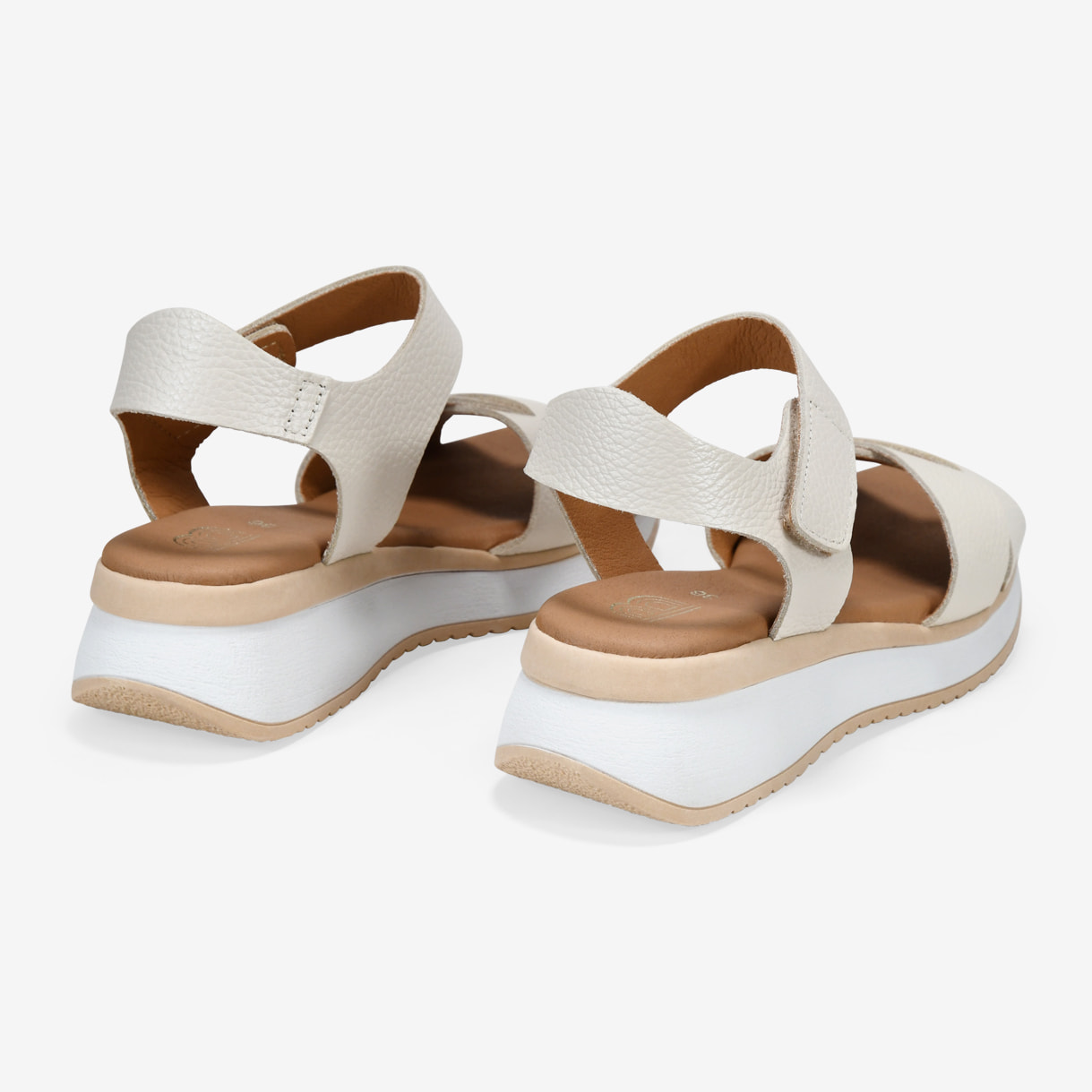Sandalias de piel blancas con cuña y plataforma