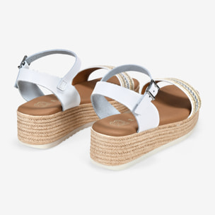 Sandalias blancas en piel con esparto