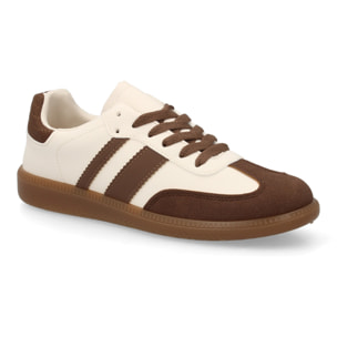 Zapatillas deportivas estilo retro casual.