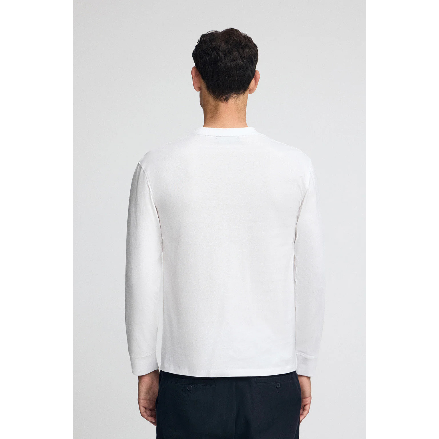 Camiseta blanca de manga larga y logo bordado Rigby Go