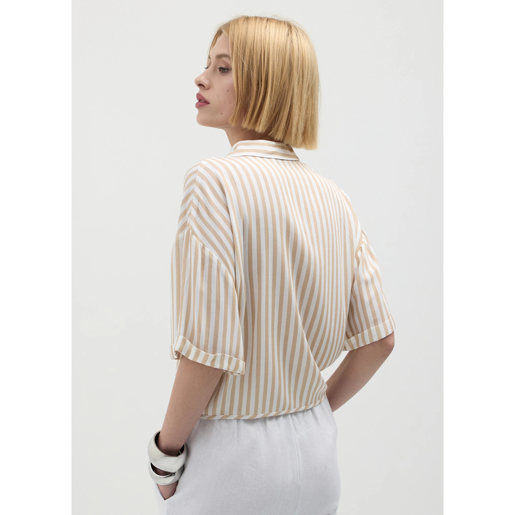 Camicia a righe con nodo
