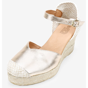 Alpargatas doradas en piel con cuña de esparto