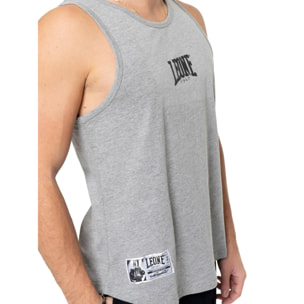 Boxeo del hombre del tanque