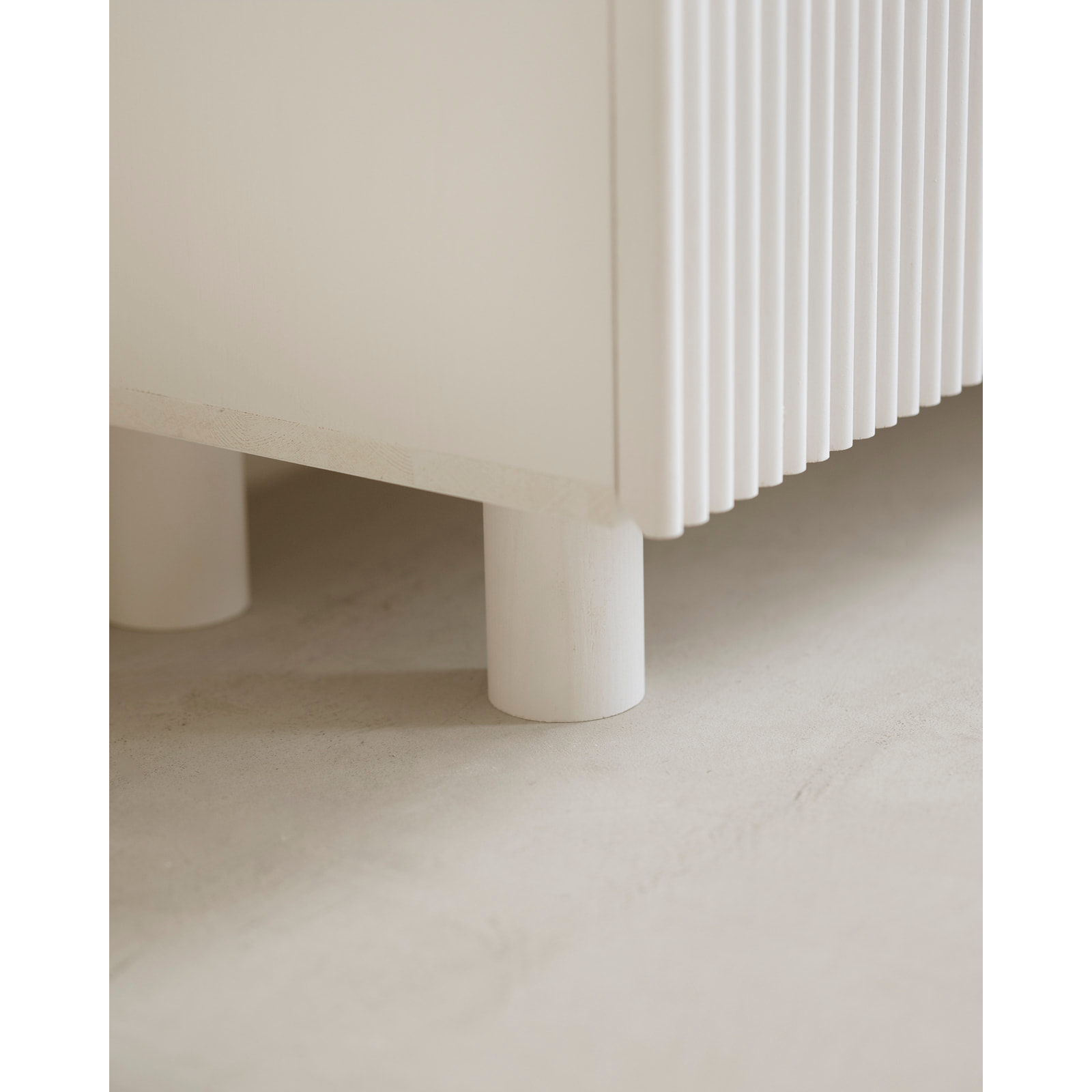 Mueble TV de madera de abeto y pino en tono blanco 152x42cm Alto: 45.5 Largo: 152 Ancho: 42