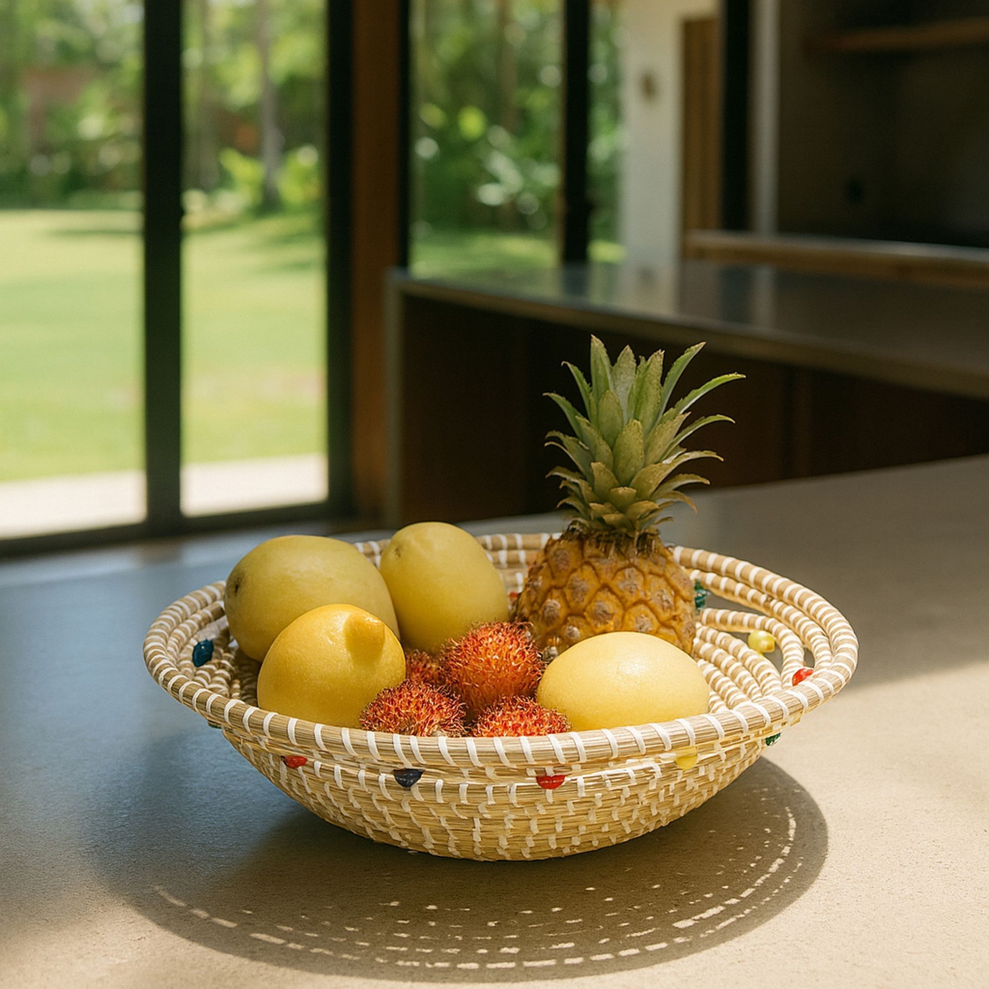 Corbeille ronde en jonc de mer et perles de bois 37cm MILOS