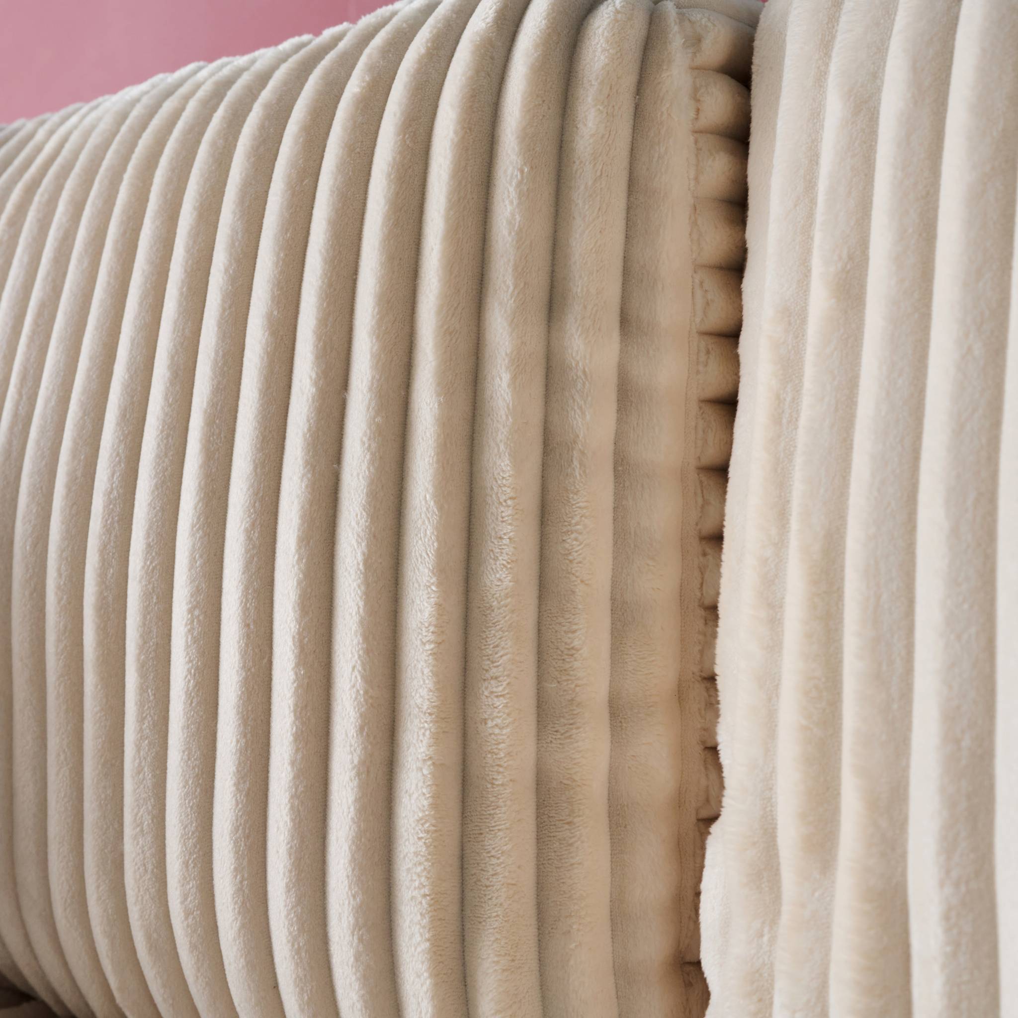 Canapé d'angle réversible convertible en tissu effet fourrure blanc crème avec coffre de rangement - Ida