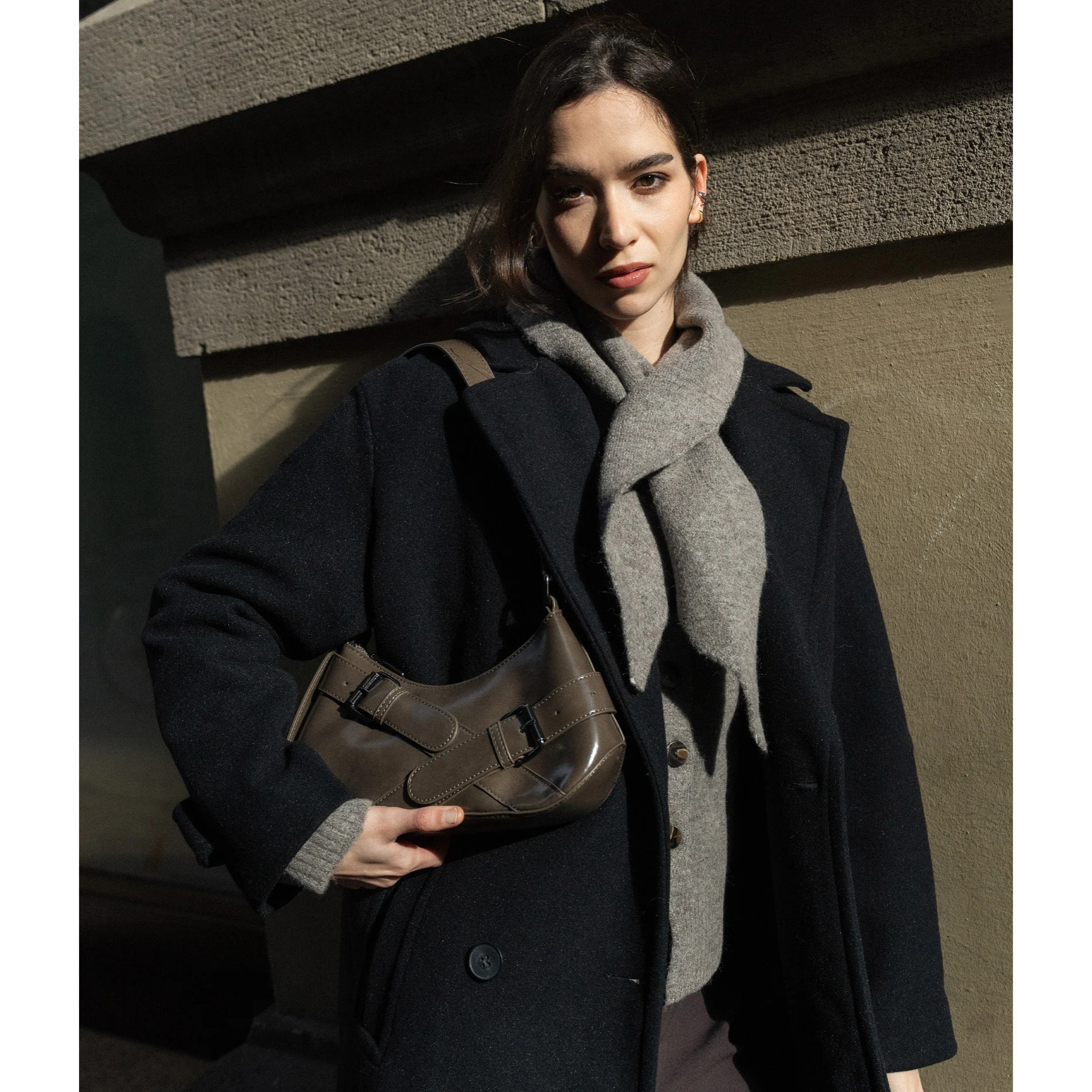 Bolso de hombro visón con cinturones