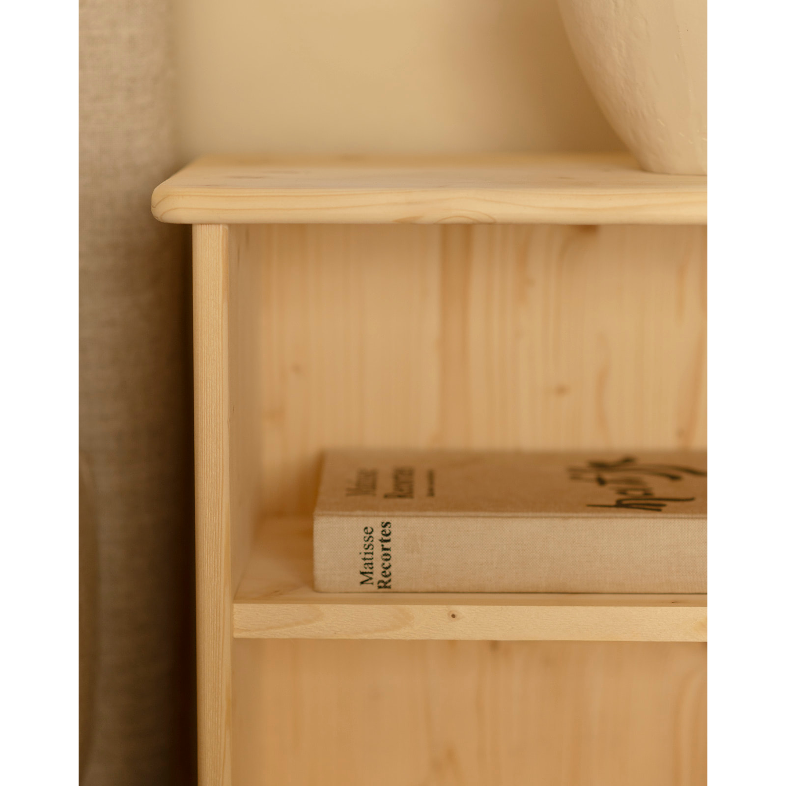 Mesita de noche de madera maciza en tono natural de 50x42cm Alto: 50 Largo: 42 Ancho: 27