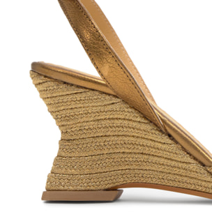 Zapato salón Joy cuña geométrica en trenzado metalizado artesanal con pulsera y escote en V