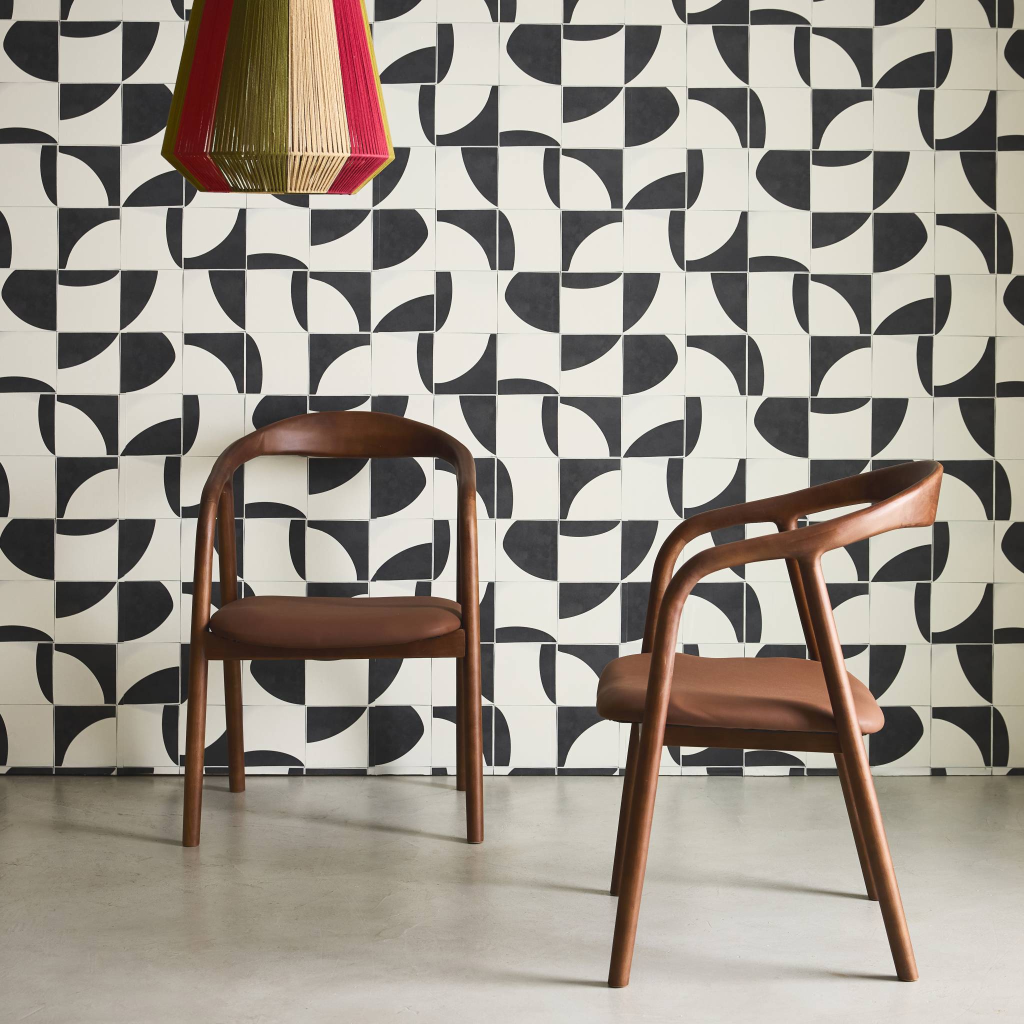 Lot de 2 fauteuils structure bois d'hévéa. assise simili cuir. teinte noyer vintage. L 55 x P 57 x H 79cm.