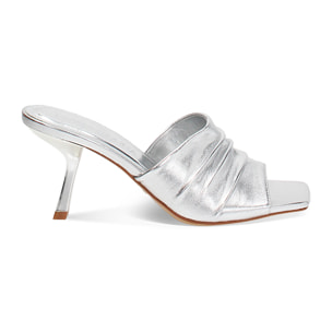 Mules open toe mujer plateadas en laminado