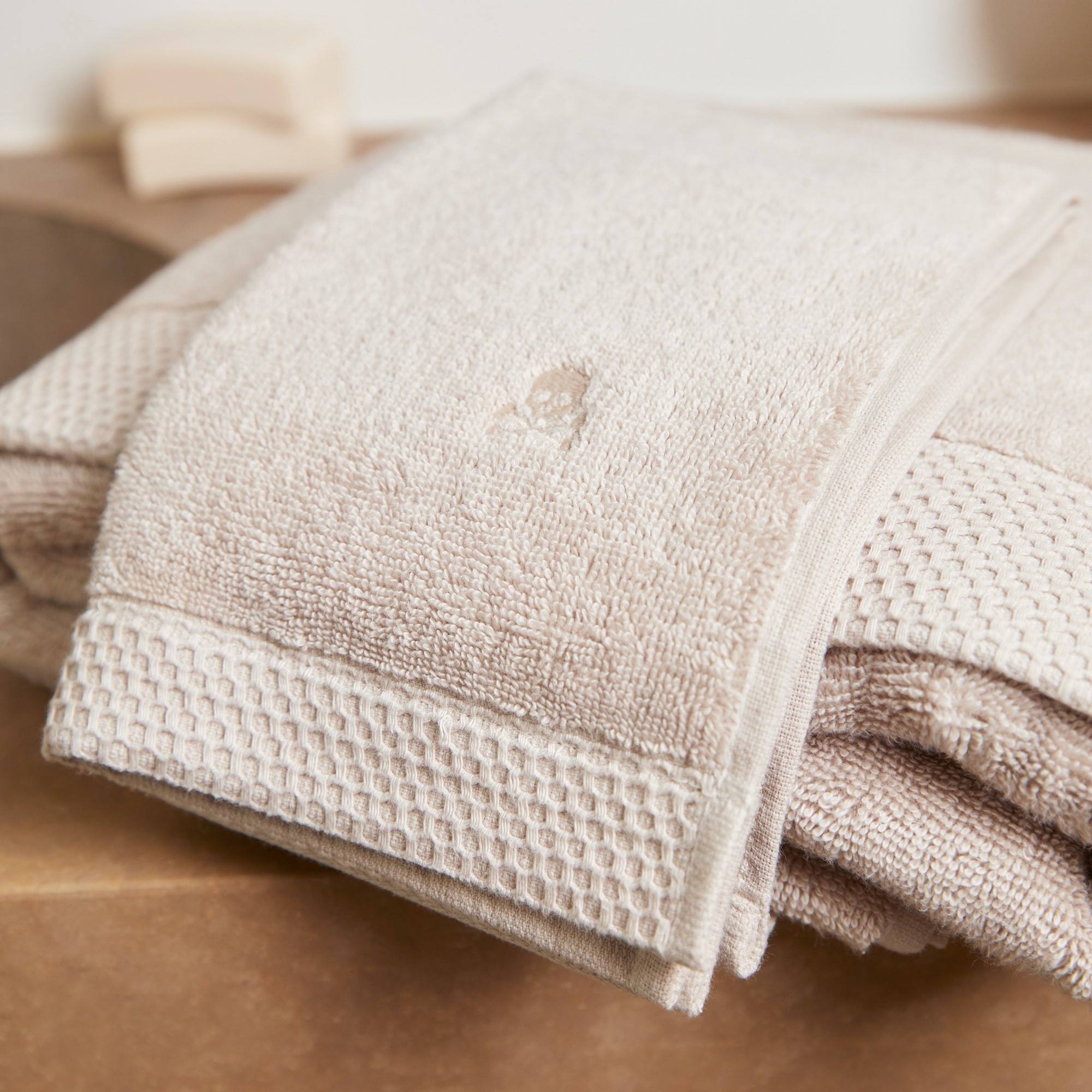 Juego de toallas nidus (30x50cm + 50x100cm + 90x150cm) 100% algodón en color crema con logo bordado scalpers home