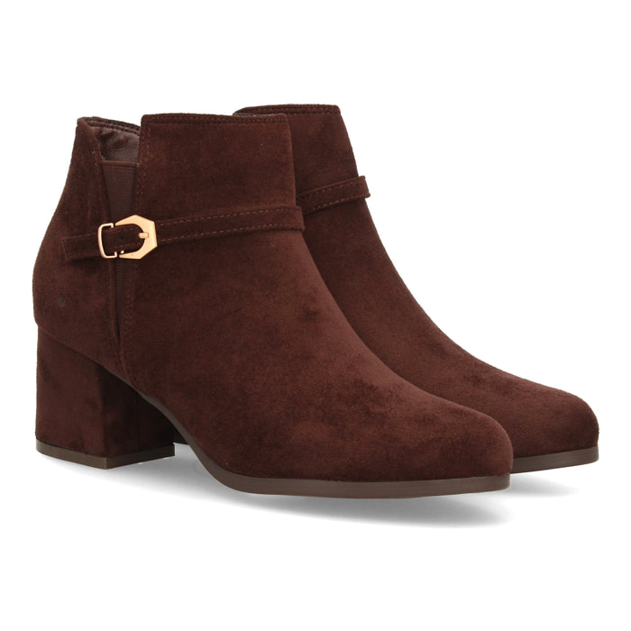 Botines elegantes con hebilla y tacón