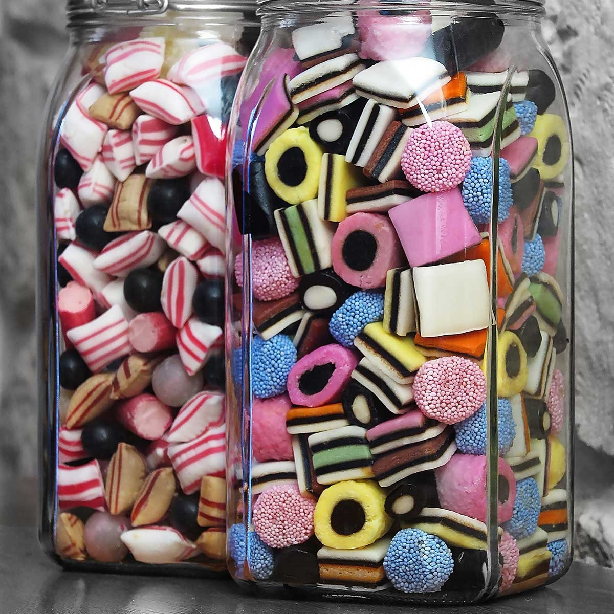 Affiche bonbons arlequins et roudoudous Affiche + cadre en bois - Noir