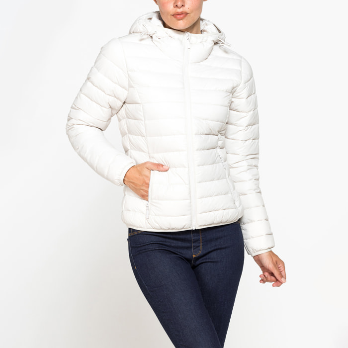 GIUBBOTTO RESISTENTE ALLA PIOGGIA CON IMBOTTITURA ULTRA LEGGERA. Vestibilità regolare.