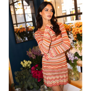 Vestido corto ajustado con mangas acampanadas