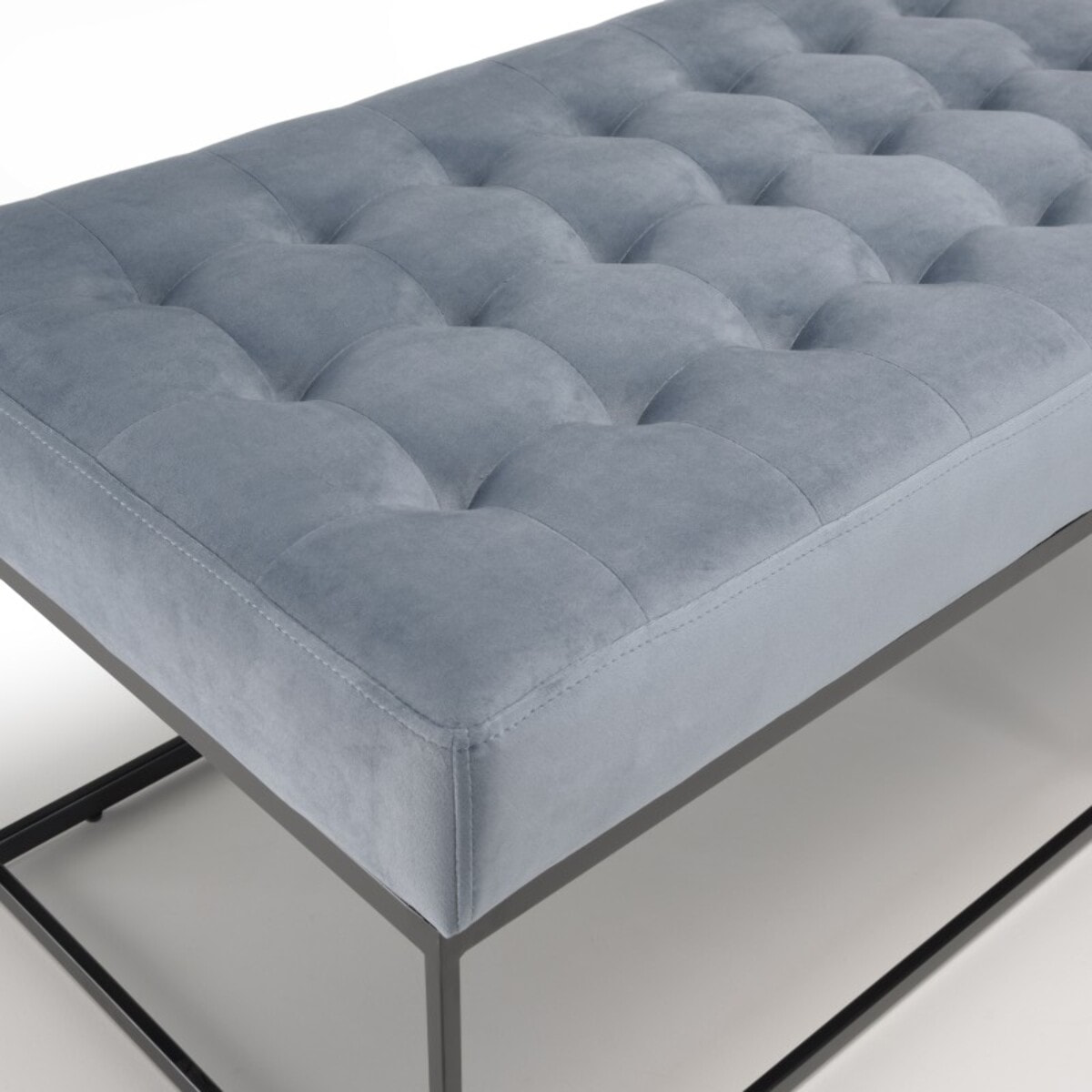 AGATHE - Banc en velours bleu clair capitonné structure métal noir