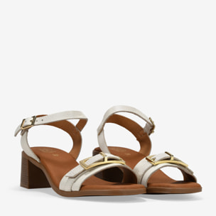 Sandalias blancas en piel con tacón y hebilla