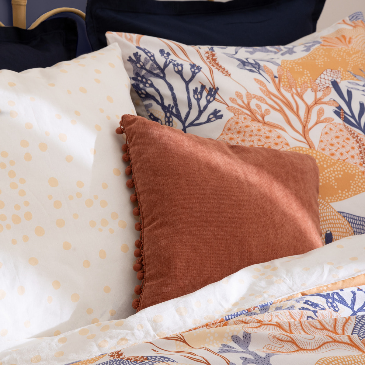 Coussin pompons rose terracotta 40x40cm